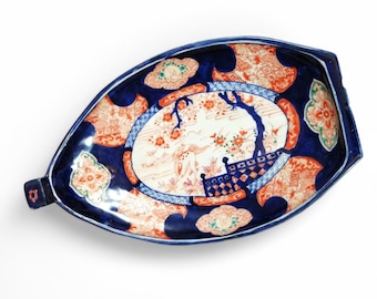 Antiguo plato japonés Imari con forma de barco del tesoro (Takarabune), del período Meiji, circa 1900.