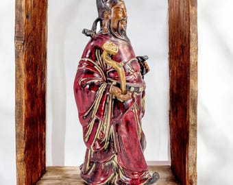 Estatua de cerámica vintage de Shiwan: funcionario chino con esmaltado color sangre de buey y cetro Ruyi