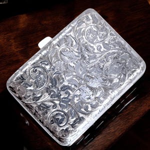 Portasigarette antico in argento sterling e dorato, motivo floreale inciso in stile Art Nouveau, argento vermeil inglese vittoriano, William Hair Haseler, 1899