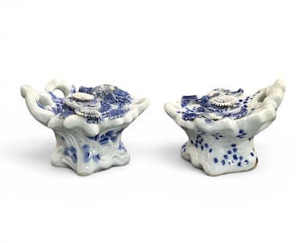 Zeldzaam paar hirado-porseleinen chrysanten-inktpotten, Mikawachi-servies ca. 1850-1880