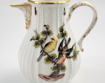 Jarra de porcelana acanalada de Meissen, pájaros e insectos pintados a mano, mediados del siglo XIX
