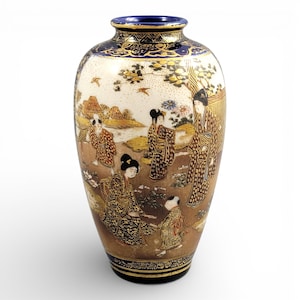 Könnte beinhalten: Dekorative japanische Vase mit blauem Rand und Boden, die eine detaillierte Szene von Figuren in traditioneller Kleidung zeigt. Die Vase hat einen cremefarbenen Hintergrund mit goldenen Akzenten und einen braunen unteren Bereich.