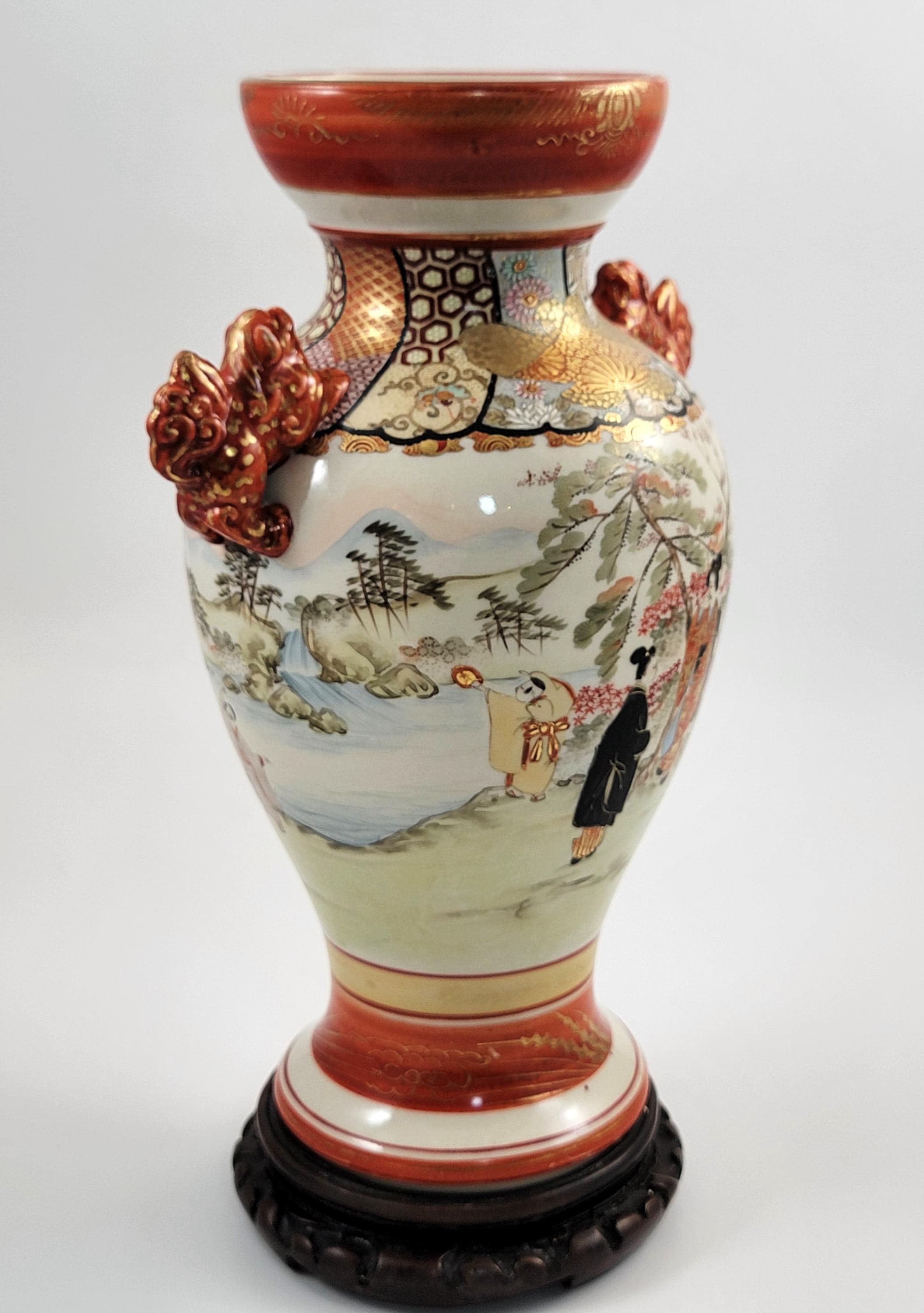 九谷焼の大型アンティーク花瓶、日本製、盛上釉、獅子の取っ手、1890