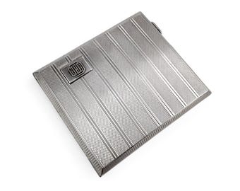 Large gilt sterling silver WWII cigarette case with engine-turned design, 130 g