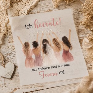 Könnte beinhalten: Eine quadratische Karte mit einer Illustration von fünf Personen von hinten, die ihre Arme mit Sektgläsern in die Höhe strecken. Der Text lautet Ich heirate! und Alle Anderen sind nur zum Feiern da! Die mittlere Person trägt einen Schleier.