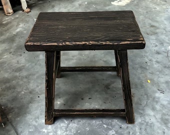 Schwarzer antiker Vintage-Holzhocker, rechteckig, groß (Größe und Ausführung variieren), handgefertigt