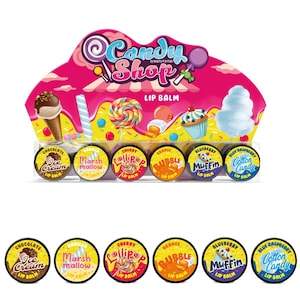 Könnte beinhalten: Eine Präsentation von Candy Shop Lippenbalsam mit verschiedenen Geschmacksrichtungen. Die Verpackung hat ein rosa-lila Design mit Süßigkeiten-Illustrationen. Zu den Geschmacksrichtungen gehören Schokoladen-Eis, Marshmallow, Kirsch-Lutscher, Orangen-Blase, Blaubeer-Muffin und Blaubeer-Zuckerwatte.