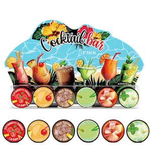 Peut inclure: Présentation de baumes à lèvres sur le thème du "Cocktail Bar". L'emballage présente des illustrations de cocktails, notamment Strawberry Daiquiri et Margarita. Chaque baume est contenu dans un petit pot rond.