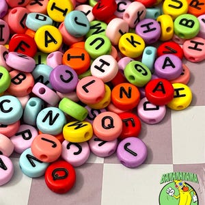 Cantidad: 365 cuentas de letras redondas de colores surtidos, tamaño 9 mm