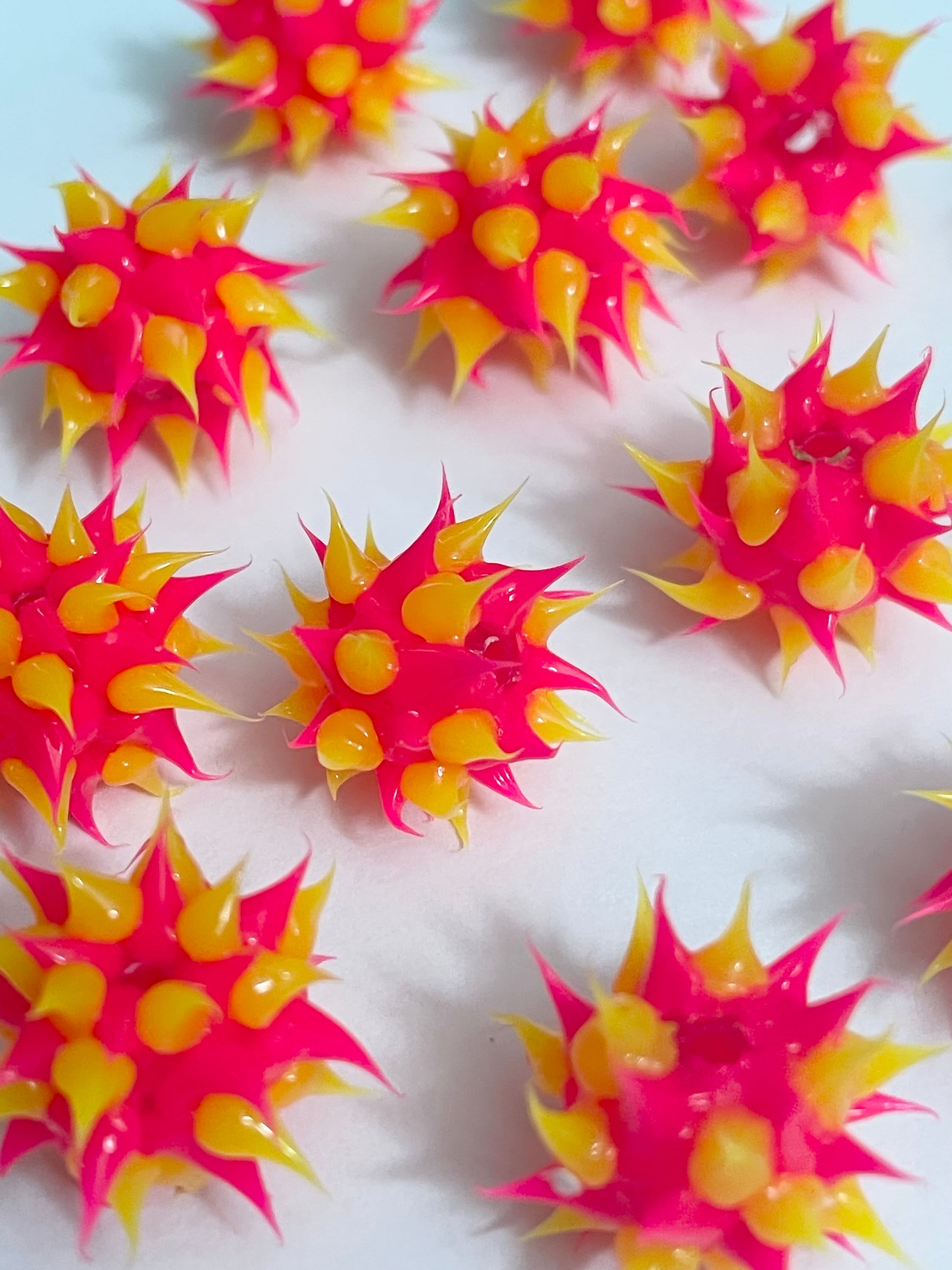 Menge: 5 rosa / gelbe Gummi-Spike-Perlen, hellrosa und gelbe Gummiperlen