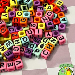 Cantidad: 320 cuentas de letras cuadradas, colores surtidos, tamaño 6 mm