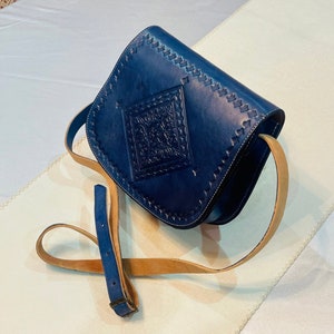 Marokkanische Ledertasche, Echtleder Crossbody Bag, marokkanische Schultertasche, Damenledertasche, handgefertigte geschnitzte Ledertasche, Lila Tasche