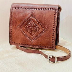 Marokkanische Ledertasche, Echtleder Crossbody Bag, marokkanische Schultertasche, Damen Ledertasche, handgefertigte geschnitzte Ledertasche, braune Tasche.