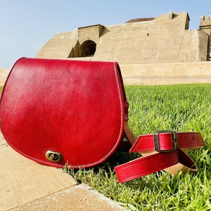 Marokkanische Ledertasche, Echtes Leder Crossbody Bag, Marokkanische Schultertasche, Damen Ledertasche, handgemachte geschnitzte Ledertasche, Rote Boho Tasche