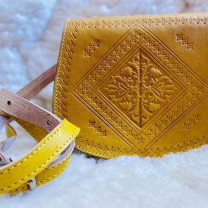 Marokkanische Ledertasche, echtes Leder Crossbody Tasche, marokkanische Schultertasche, Frauen Ledertasche, handgefertigte geschnitzte Ledertasche, gelbe Boho Tasche
