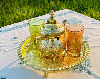 Un ensemble qui comprend 2 verres à thé marocains, théière, théière en laiton plaqué argent fait à la main, panier à pain fait à la main avec poignées en cuir.