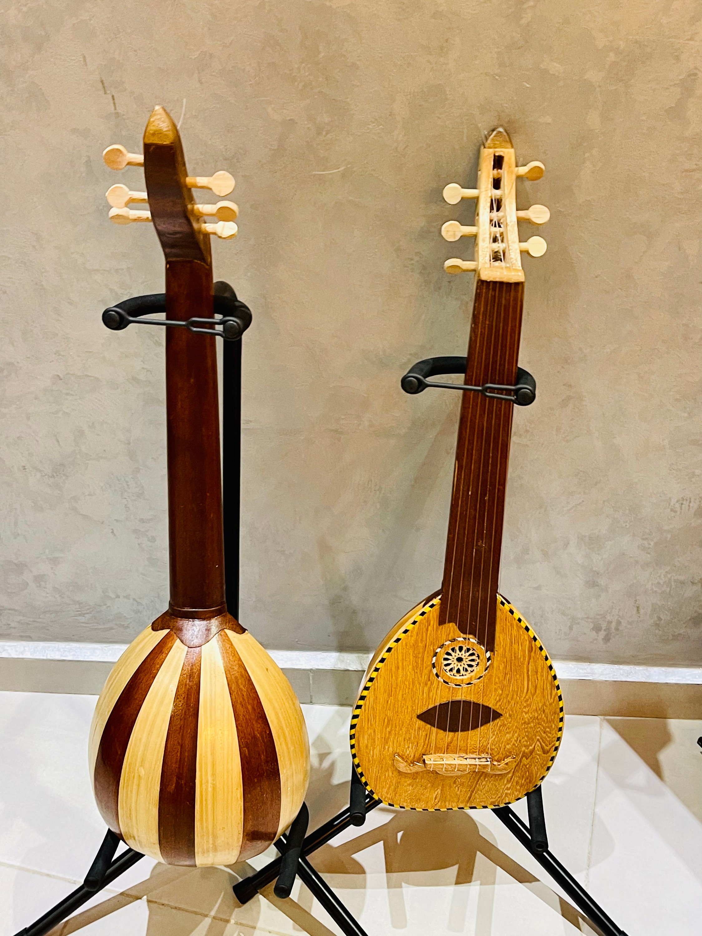 Laúd, instrumento musical de 6 cuerdas, afinado, profesional