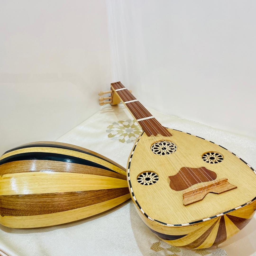 Laúd, instrumento musical de 6 cuerdas, afinado, profesional