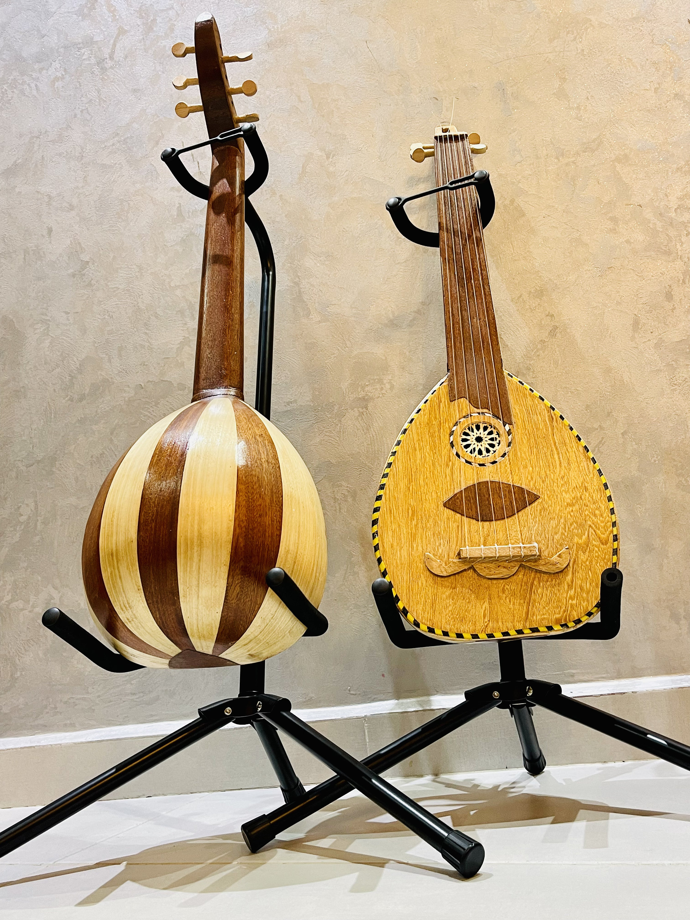 Laúd, instrumento musical de 6 cuerdas, afinado, profesional