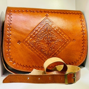 Marokkanische Ledertasche, Echtleder Crossbody Bag, marokkanische Schultertasche, Damen Ledertasche, handgefertigte geschnitzte Ledertasche, braune Tasche