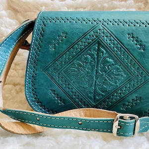 Marokkanische Ledertasche, Crossbody-tasche aus echtem Leder, marokkanische Schultertasche, Damenledertasche, handgemachte geschnitzte Ledertasche, Türkisfarbene Tasche