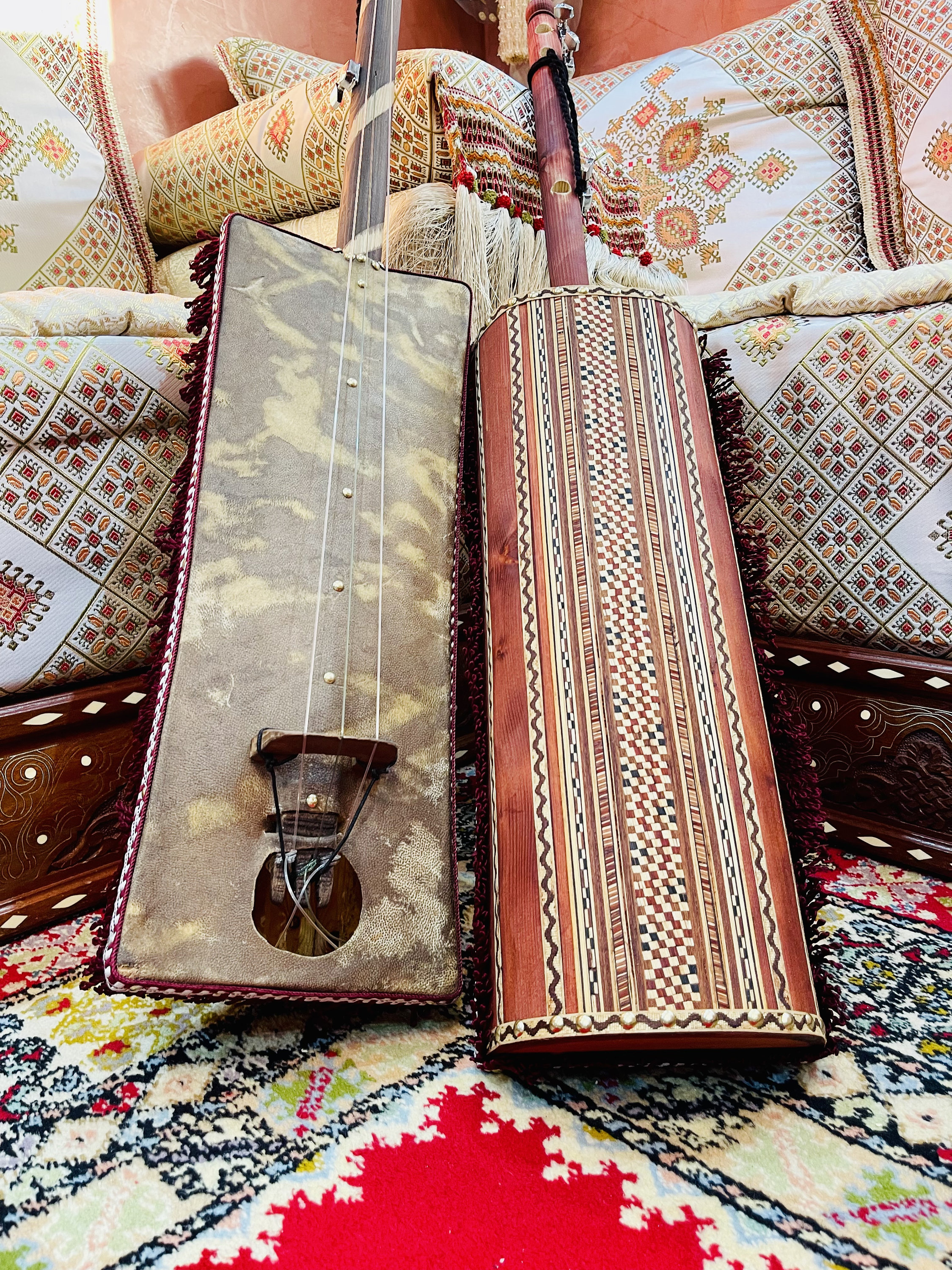 モロッコのプロ用グナワ楽器、グナワ音楽、手作りのグエンブリ（ガット