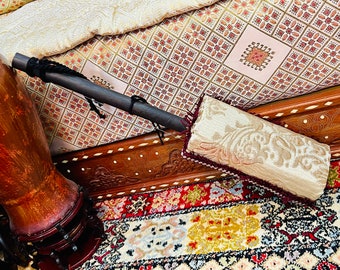 Instrument gnaoua professionnel marocain, musique gnaoua, guembri fait main avec corde en boyau supplémentaire, gnaoua marocain traditionnel, ganbri sentir.