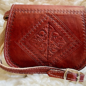 Marokkanische Ledertasche, Echtes Leder Crossbody Bag, Marokkanische Schultertasche, Frauen Ledertasche, handgemachte geschnitzte Ledertasche, Boho Tasche