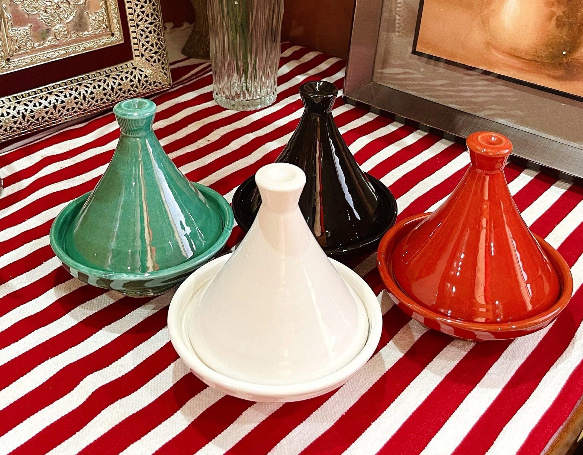 petit tajine marocain, de poterie, fait à la main et peint pour cuisine le service, décoratif, petite taille