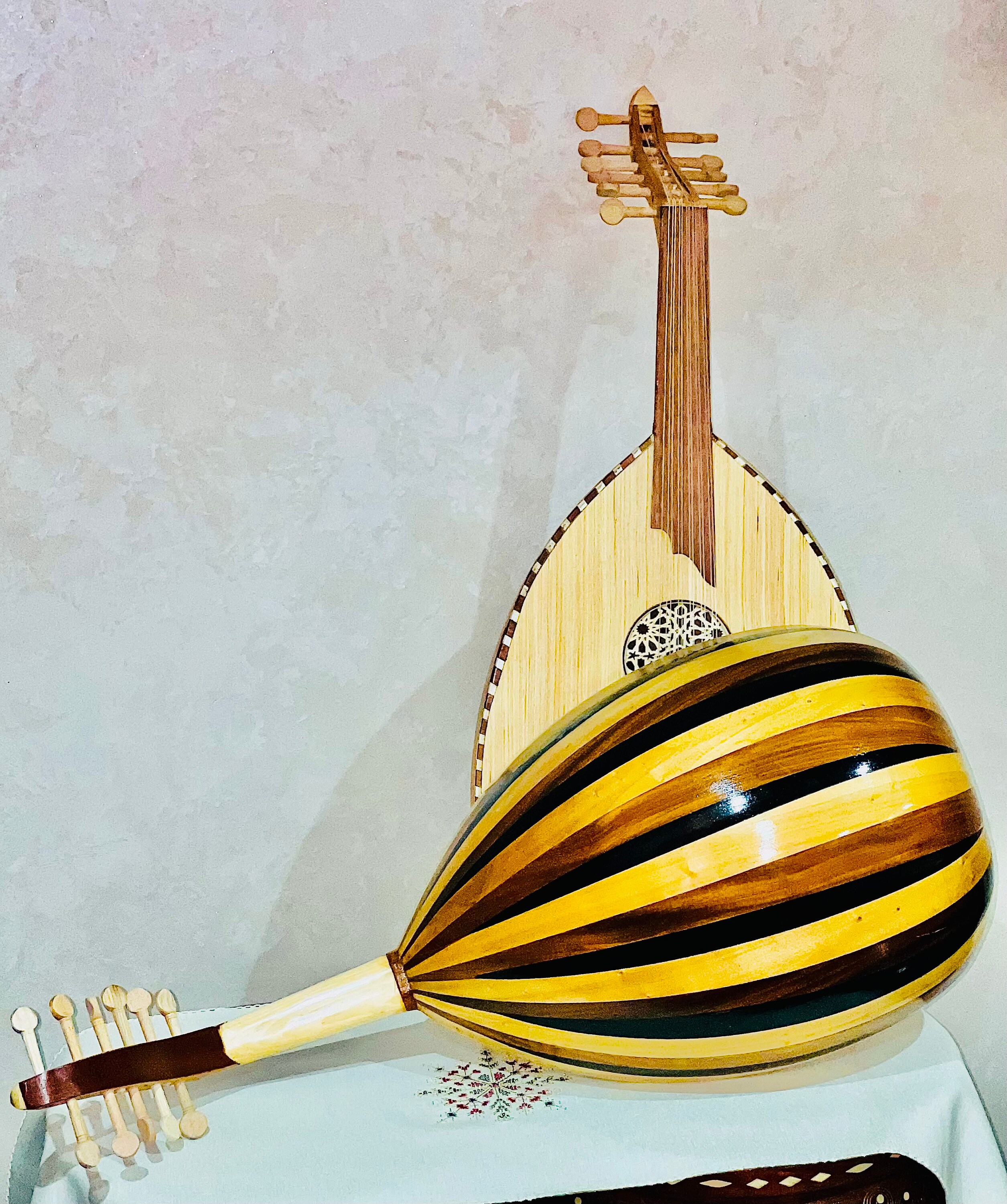 Laúd grande de madera con 11 cuerdas, instrumento musical árabe