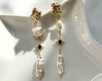 Boucle d'oreille en perles de Keshi d'eau douce. Boucles d'oreilles pendantes en perles blanches Biwa. Pendants d'oreilles en perles dépareillées. Longues boucles d'oreilles en perles. Boucle d'oreille étoile noire.