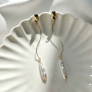 Stick Baroque Pearl Earrings. Long Dangle Earrings. Freshwater Pearl Drop. Minimalist Earrings. Wedding Earrings. Bridal Pearl Earrings.