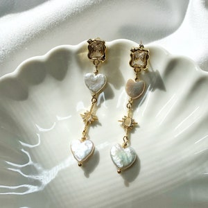 Örhängen med dubbla hjärtformade pärlor | Örhängen med sötvattensbarockpärla | Romantiska pärlörhängen med uttalande | Bröllops- och brudsmycken