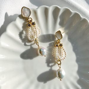 Hangoorbellen barokke zoetwaterparel. Kleine parels oorbellen. Shell statement-oorbellen. Moederdagcadeau. Bruiloft bruidsmeisje cadeau.