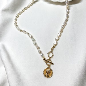 Barocke Perlenkette. Charm Halskette. Perlenkette mit Goldmünzenanhänger, Süßwasserperlenkette, Knebelverschluss, Geschenk für Sie. Bild 2
