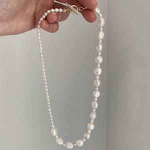 Barocke Perlenkette. Unregelmäßige Süßwasserperlenkette. Kleine Perlenkette. Halskette umschalten. Hochzeitsgeschenk. Geschenk für Sie. Bild 4