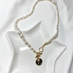 Barocke Perlenkette. Charm Halskette. Perlenkette mit Goldmünzenanhänger, Süßwasserperlenkette, Knebelverschluss, Geschenk für Sie. Bild 9