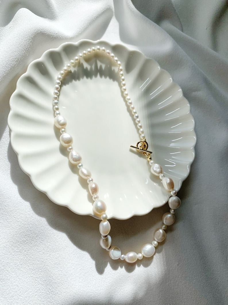 Barocke Perlenkette. Unregelmäßige Süßwasserperlenkette. Kleine Perlenkette. Halskette umschalten. Hochzeitsgeschenk. Geschenk für Sie. Bild 2
