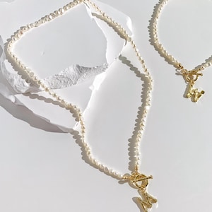 Collar de perlas Keshi pequeñas de agua dulce con dije. Collar con colgante de letra inicial. Regalo de joyería personalizado para ella. Regalo de San Valentín.