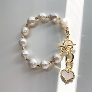 Großes Barock Perlen Armband | Edison Süßwasserperlen Armband | Gold Knebel Herz Charm Armband | Statement Brautschmuck | Geschenk für Sie
