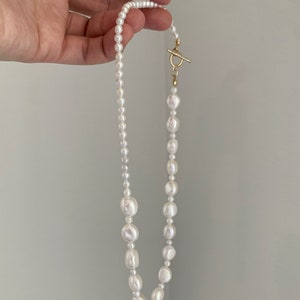 Barocke Perlenkette. Unregelmäßige Süßwasserperlenkette. Kleine Perlenkette. Halskette umschalten. Hochzeitsgeschenk. Geschenk für Sie. Bild 6