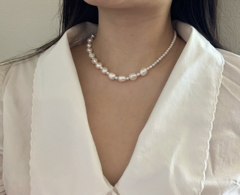 Barocke Perlenkette. Unregelmäßige Süßwasserperlenkette. Kleine Perlenkette. Halskette umschalten. Hochzeitsgeschenk. Geschenk für Sie. Bild 3