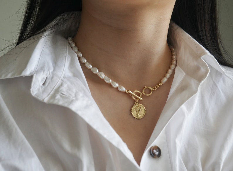 Barocke Perlenkette. Charm Halskette. Perlenkette mit Goldmünzenanhänger, Süßwasserperlenkette, Knebelverschluss, Geschenk für Sie. Bild 8