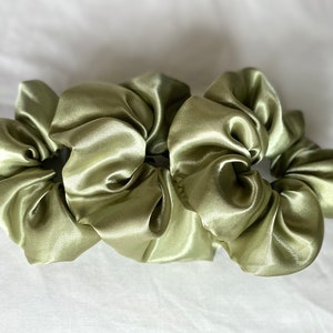 Scrunchies de cetim verde sálvia | Elásticos Magros | Suportes para rabo de cavalo | Acessórios para cabelo | Presente | Elásticos de seda