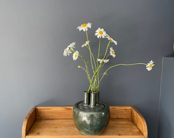vase, avec quelques fleurs un ensemble décoratif.