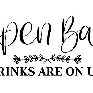 Puede incluir: Un cartel en blanco y negro con el texto "Open Bar" y un diseño floral decorativo. Debajo del texto está la frase "Drinks are on us!"