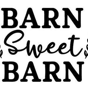 Puede incluir: Diseño gráfico de texto en blanco y negro con las palabras "Barn Sweet Barn" y dos ramitas estilizadas de hojas a cada lado del texto.