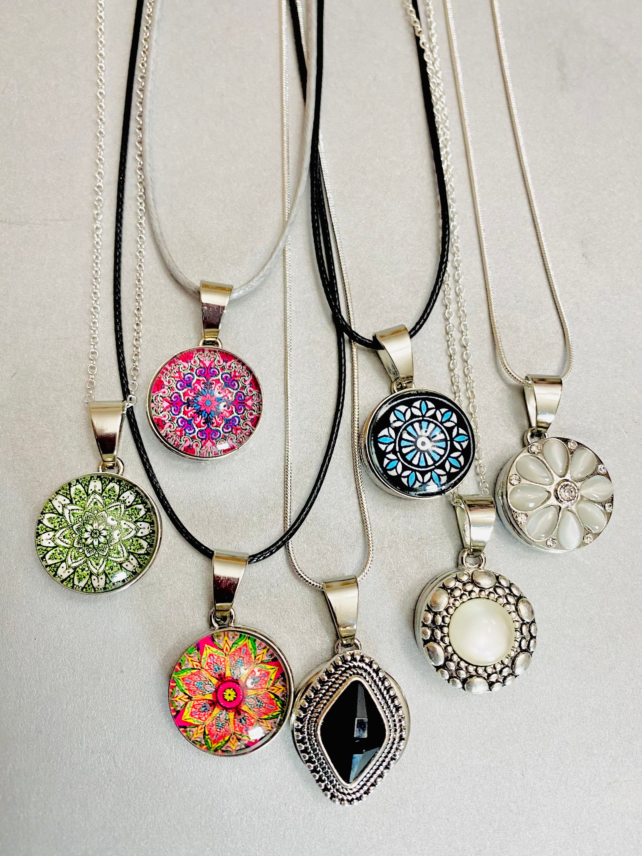 Snap In Jewelry Necklace Set ( 1 Silver Frame Necklace + 3 Button Charms )