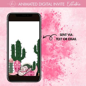 Puede incluir: Un smartphone muestra una invitación digital con un diseño de cactus y botas de vaquero. La invitación presenta un sombrero y botas de vaquero rosas, con el texto "SENT VIA TEXT OR EMAIL" y "ANIMATED DIGITAL INVITE Editable". El fondo es rosa.