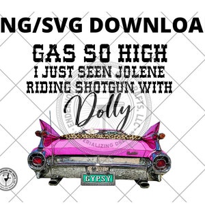 Puede incluir: Gráfico de descarga digital que presenta un coche vintage rosa con el texto "GAS SO HIGH I JUST SEEN JOLENE RIDING SHOTGUN WITH Dolly." El coche tiene un detalle de estampado de leopardo y una matrícula "GYPSY". El diseño está sobre un fondo blanco.